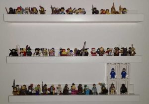 Minifiguren auf Miniregalen